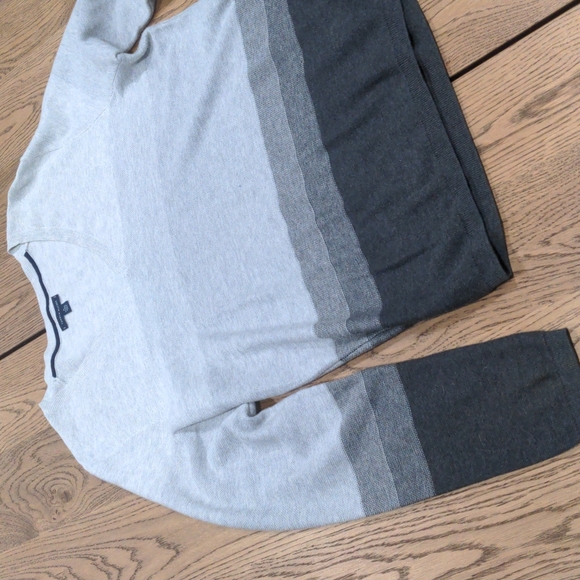 New Tommy Hilfiger v neck gradiant sweater XL - Picture 2 of 7